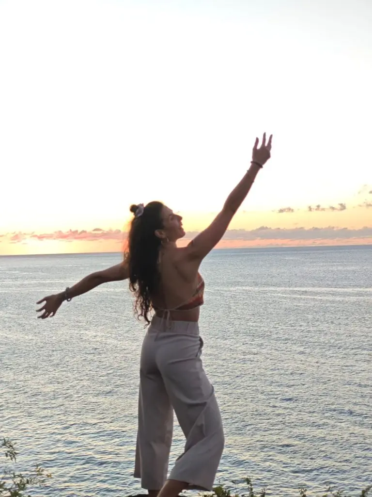 Apolline Maysounabe, praticienne en nutrition holistique et professeure de yoga en Guadeloupe, dans un moment de connexion avec la nature