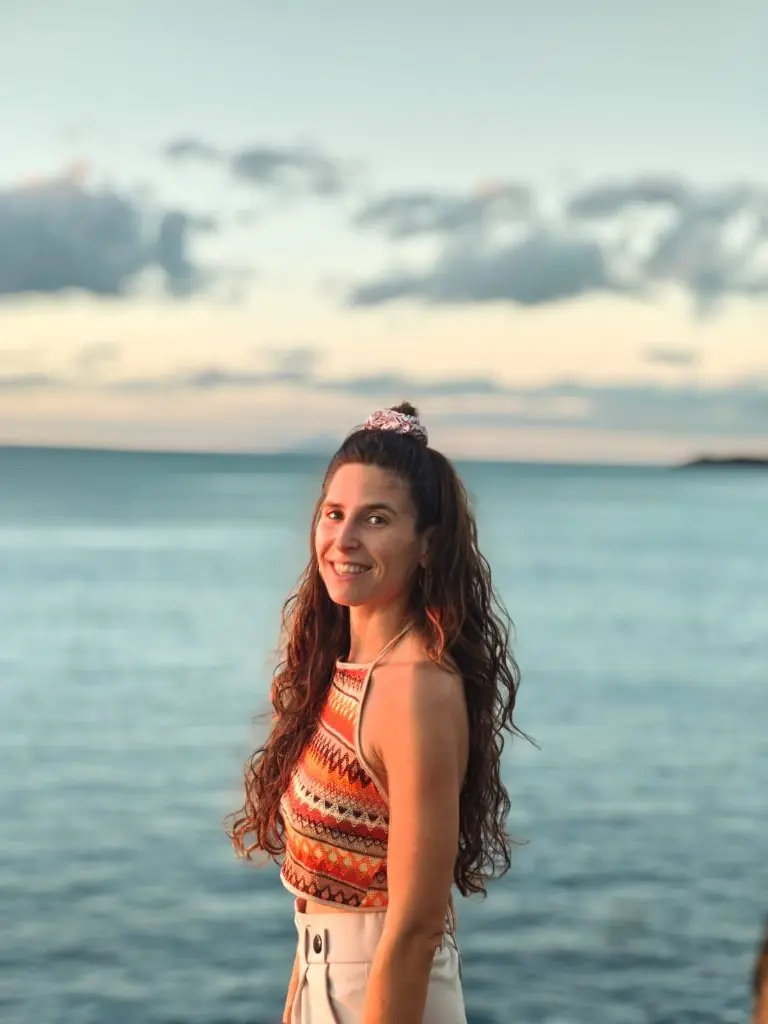 Apolline Maysounabe, praticienne en nutrition holistique à Bouillante, Guadeloupe, souriante devant la mer des Caraïbes